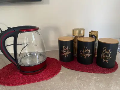 a blender on a red rug next to three cups at Big room in Stellenbosch in Stellenbosch