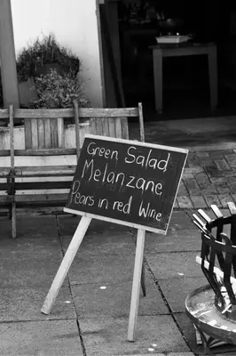 a sign for a green salad melaan lane peas in red wine at Wildekrans Country House in Botrivier