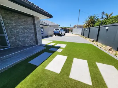 a driveway with green grass on the side of a house at Wagenaar Villas in Monte Vista