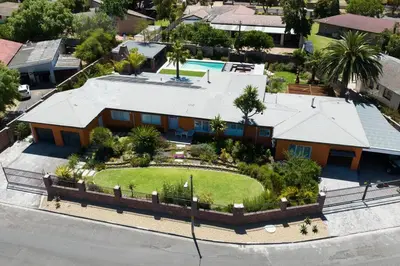 an aerial view of a house with a yard at Garten Wohnung mit Pool, 2 Schlafzimmer in Cape Town