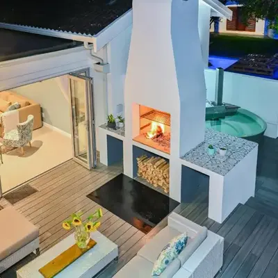 Spray Villa Bloubergstrand with hot tub and close to the beach