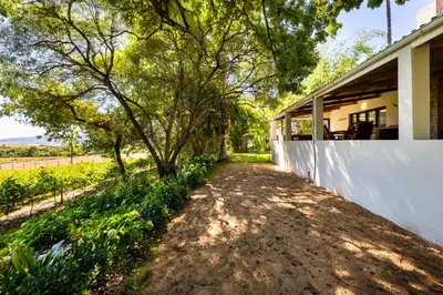 a driveway leading to the front of a house at Florie se Huis in Paarl