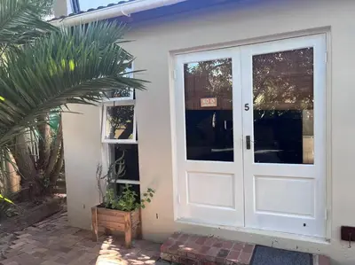 Gallery image of Lovely Garden Studio 5 - 10 min walk to the beach in Cape Town