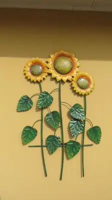 a vase with four sunflowers on a wall at Sonvanger 3 in Paarl