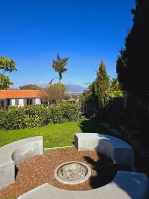 a garden with a fountain in the middle of a yard at Die Regte Rede in Cape Town