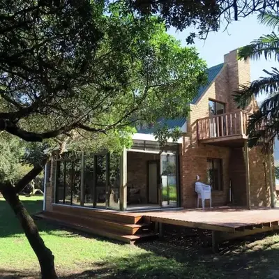 Hidden gem in bush 350m from main beach
