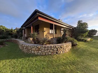 Gallery image of Beachside cottage with breathtaking views in Bettyʼs Bay