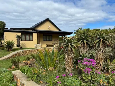 Gallery image of Beachside cottage with breathtaking views in Bettyʼs Bay