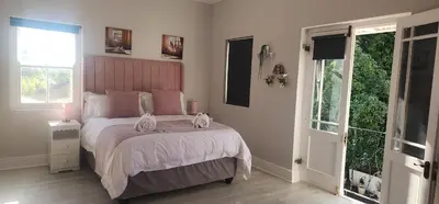 a bedroom with a bed with two towels on it at Stellenbosch Paradijs Family-home in Stellenbosch