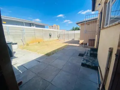 a view of a yard with a fence and a field at Eliot TM in Cape Town