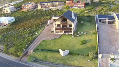 a model of a house on top of a yard at La Mer in Bettyʼs Bay