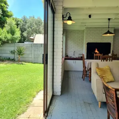 'Country Beach House' - Traditional Family Vacation Home for 6 - Near Beach