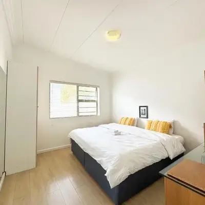 Spacious Shared 3-Bedroom Villa Near Bloubergstrand Beach with Pool & Free Wi-Fi