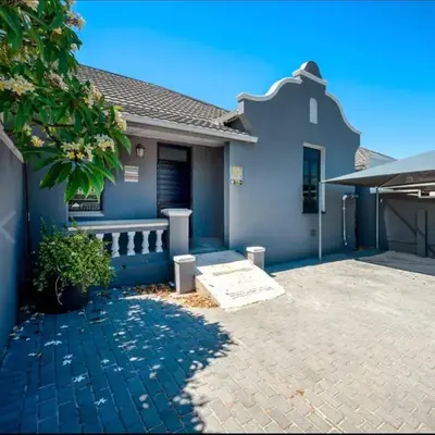 Strand Overnight - 24 Hour check-in - close to major private hospitals - sleeps 1- 4 guests - self catering - quiet neighborhood - week night low rate for single guest - weekends min 2 nights