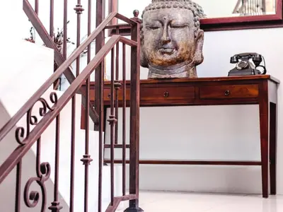 a bust of a head on a table next to a staircase at Julinas Guesthouse in Panorama