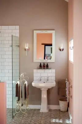 a bathroom with a sink and a mirror at Crabapple Cottage, Cheverells Farm in Ouda Brug