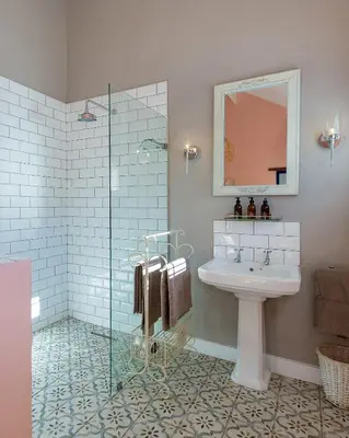 a bathroom with a sink and a glass shower at Crabapple Cottage, Cheverells Farm in Ouda Brug