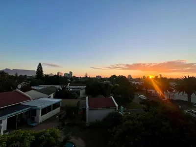 Gallery image of Sunset on 13 in Bloubergstrand