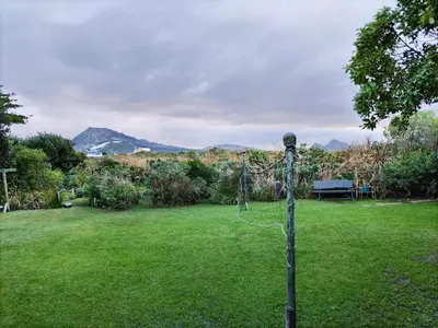 a pole with a rope tied to it in a yard at Pik 'n Wyntjie in Bettyʼs Bay