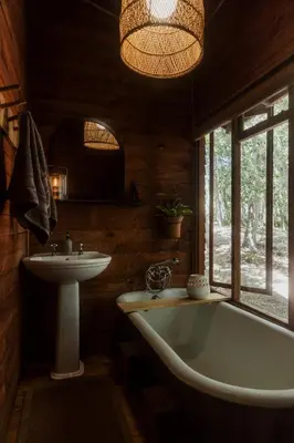 a bathroom with a bath tub and a sink at Glen Oakes Farm Stay in Hartebeest Rivier