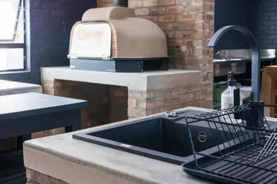 a kitchen counter with a sink and a grill at My Venue at Avemore in Onder-Papegaaiberg