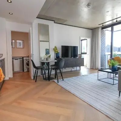 The Bridgewater Collection 409-Luxury 2 bed Modern Apartment at Century City