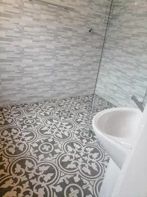 a bathroom with a bath tub and a sink at Neo & Ruks Rooms Parow 5 in Goodwood