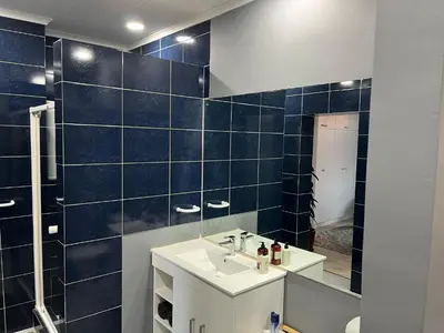 a bathroom with a sink and a mirror at Queens Corner in Wellington