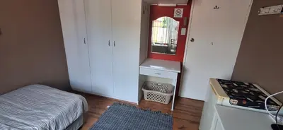 a small room with a bed and a mirror at Pug's Room in Welgemoed