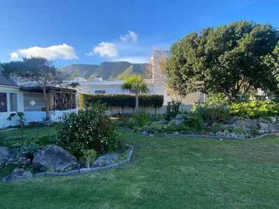 a garden with rocks and plants in a yard at Skurwejantjie in Hermanus