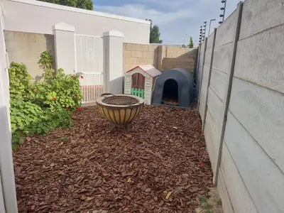 a backyard with a dog house and a building at Chelmsford Close Pinehurst - Excellent location! in Oakdale