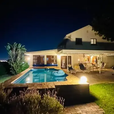 Kleine Villa mit Pool und freie Sicht auf die Berge