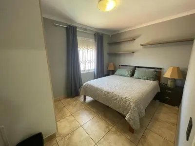 a small bedroom with a bed and a window at Vynhubia in Monte Vista