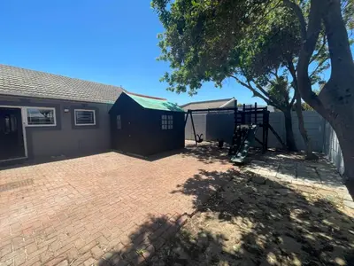 a backyard with a playground and a house at Vynhubia in Monte Vista