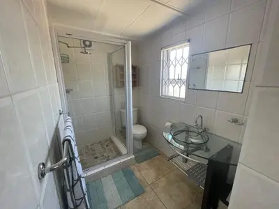 a bathroom with a shower and a sink and a toilet at Vynhubia in Monte Vista