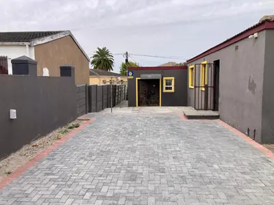 an empty driveway in front of a building at Unit 3 TraversHub Sleeps 6 Self-Catering Group Belhar, CT in Belhar
