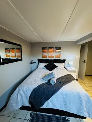 a bedroom with a large bed in a room at Worcester Cozy Stay - Apto 2 in Worcester