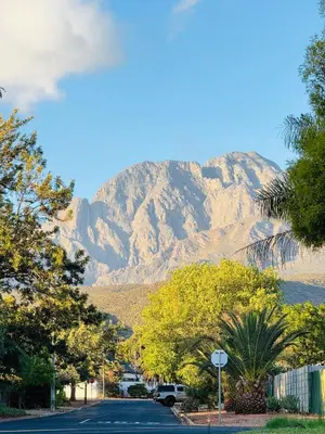 a road with a mountain in the background at Worcester Cozy Stay - Apto 2 in Worcester