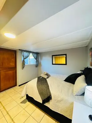 a bedroom with a bed and a window at Worcester Cozy Stay - Apto 2 in Worcester