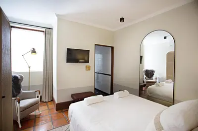 a hotel room with two beds and a chair at Beckhuis in Worcester