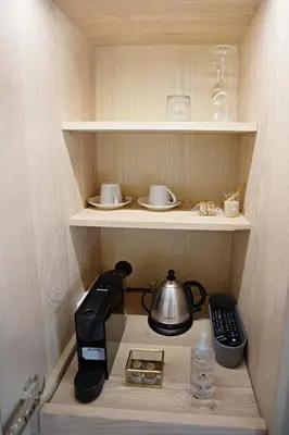 a small kitchen with a coffee maker and a tea kettle at Beckhuis in Worcester