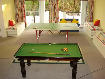 a ping pong table in a room with a pool at Sit-en-Kyk in Hermanus