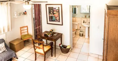 a small room with a table and a bathroom at Maleki in Windmeul
