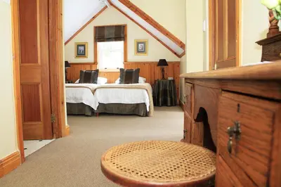 a room with a bedroom with a bed at Evergreen Lodge in Stellenbosch