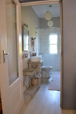 a bathroom with a sink and a toilet at Kuruma Farm Cottages in Worcester