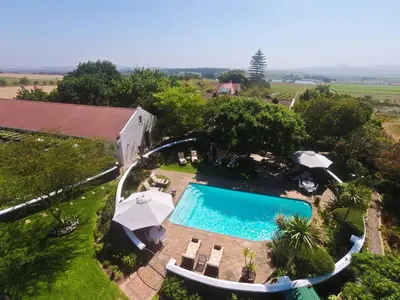 an overhead view of a swimming pool with umbrellas at Eikendal Lodge in Stellenbosch