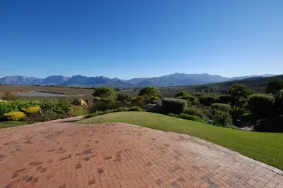 a brick driveway with a view of the mountains at Kingsbury Cottage in Breerivier
