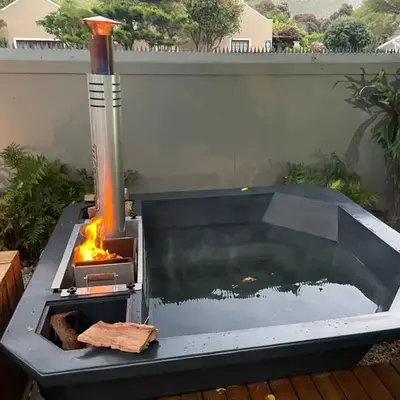 Seven on Flora- Hot Tub