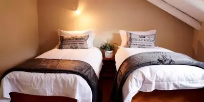 two beds in a small room at River Edge in Romansrivier