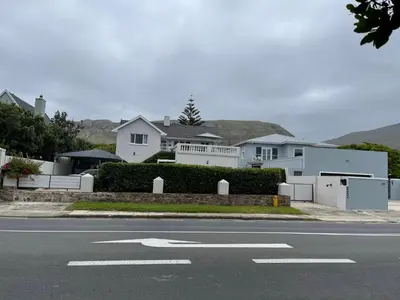 an empty street with a house in the background at Villa Voigt in Hermanus